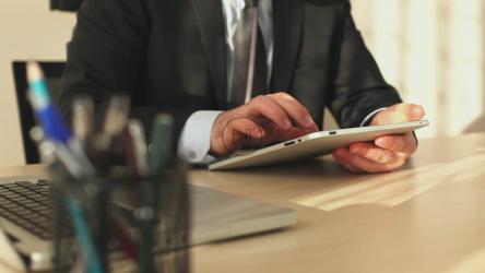 办公室里的商人在用他的平板电脑[]