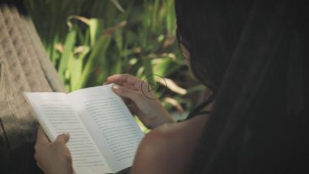 一个女人在植物间的吊床上看书[免费商用]