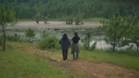 一对情侣在大自然的湖边自拍[4K免费商用]