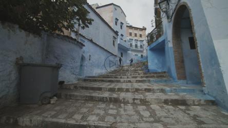 走上一条漆成蓝色的古老小巷的台阶[4K]