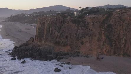 在海滩上的岩石地方飞行[]