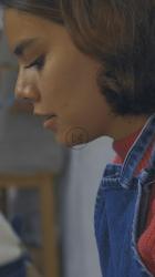 在陶艺作坊工作的两个女孩的脸[免费商用竖屏]