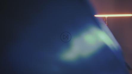 芭蕾舞演员拿着蓝色的布毯艺术地跳舞[免费商用]