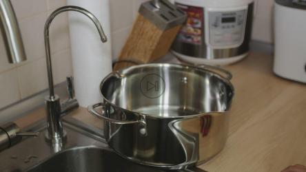 Filling a cooking pan with water[4K]
