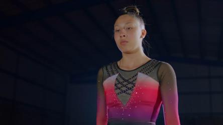 穿着紧身连衣裤在平衡木上伸展的体操运动员[免费商用]