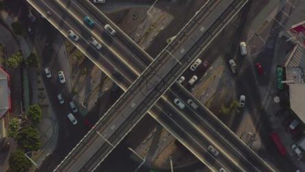 从上方看城市的火车道路和汽车[4K免费商用]