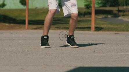 一个扔篮球的年轻人[免费商用]