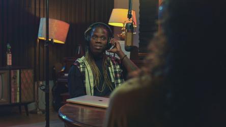 两个男人为播客录制愉快的谈话[免费商用]