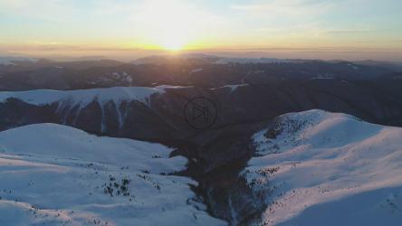 落日覆盖着冬日的风景[4K]