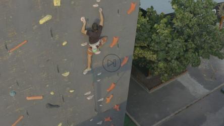 一名登山者在墙上攀登的鸟瞰图[免费商用]