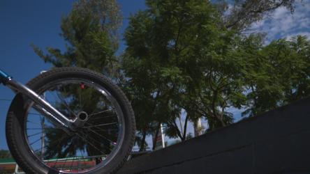 骑自行车的人玩BMX把戏[免费商用]