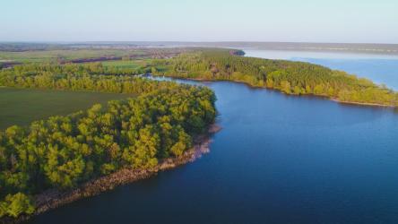 农田附近的河流，航拍[4K]