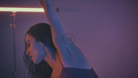 年轻的芭蕾舞演员在黑暗的地方艺术地跳舞[免费商用]