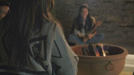 女孩和她的朋友在篝火旁暖手[免费商用]