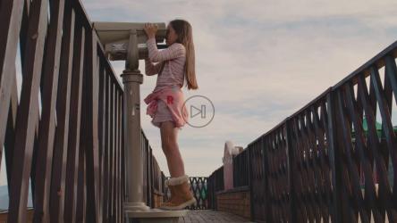 小女孩用城市双筒望远镜看。[免费商用]