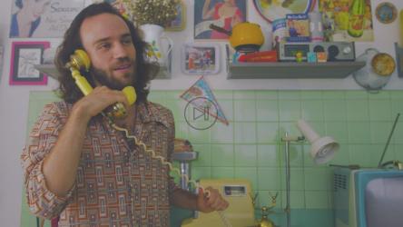 一个男人在一部旧电话上愉快地交谈[免费商用]