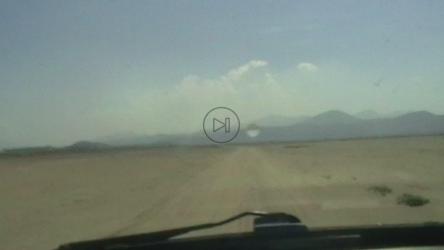 一个女孩和一个男孩穿越沙漠的公路旅行[免费商用]