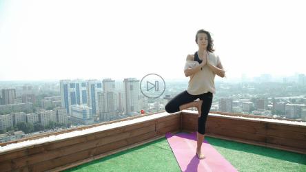 年轻女子在屋顶练习瑜伽[4K]