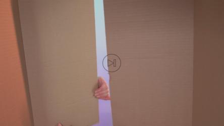 女人和男人打开一个装有礼物的盒子[免费商用]