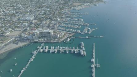 带码头和港口的海岸线鸟瞰图[免费商用]