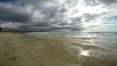 海水滞留在岸边的沙子里[4K]