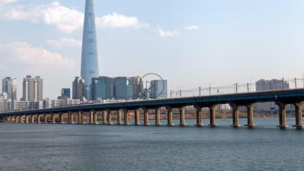 现代城市水面上的火车桥[4K]