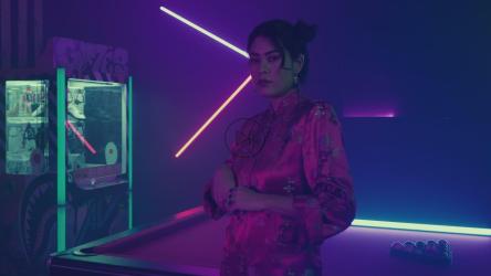 穿着和服的优雅女孩在黑暗的游戏室[免费商用]