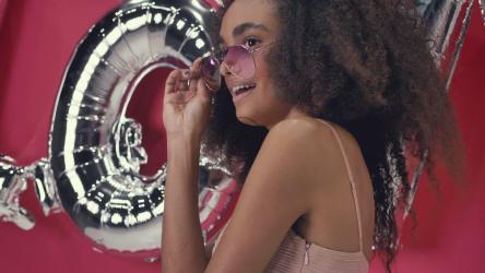 情人节快乐的年轻女人对着镜头微笑[免费商用]