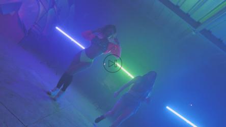 Urban dancers among neon lights[免费商用]