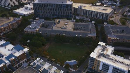 飞越一座有建筑和巨大公园的城市[免费商用]