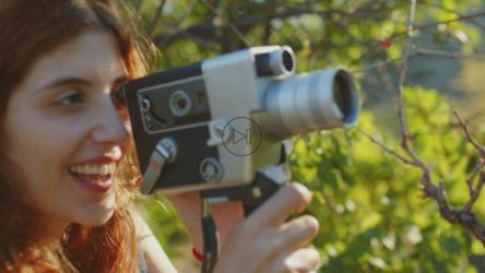 女孩用老式8毫米相机拍摄自然特写[]