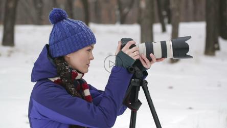 冬天在大自然中工作的摄影师[]