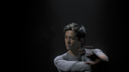 在黑暗中跳舞的现代人[免费商用]