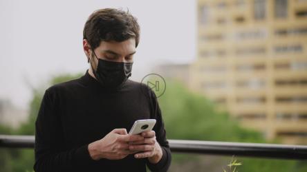 Man with face mask sending audios by cell phone[4K免费商用]
