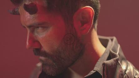 愤怒的男人打扮成有角的魔鬼[免费商用]