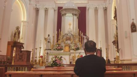 在教堂祭坛前祈祷的人[免费商用]