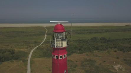 岸边的红色灯塔，旋转的航拍[4K]