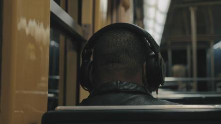 一名男子在地铁上听音乐[4K]