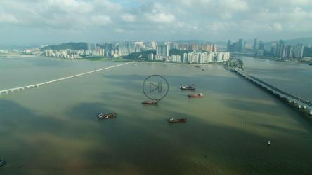 停在河上的货船[]