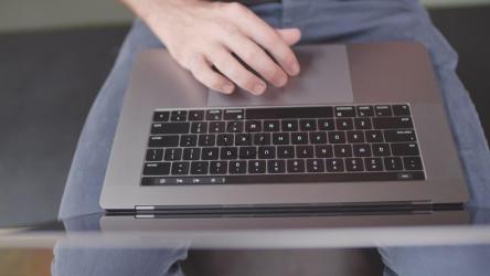 一个人在笔记本电脑上打字，俯视图[免费商用]