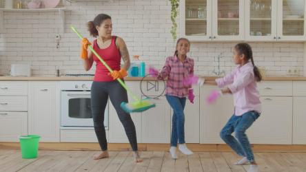 母亲和女儿在厨房跳舞[免费商用]