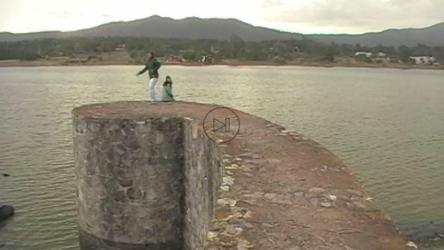 一对年轻夫妇在湖边远处交谈[免费商用]