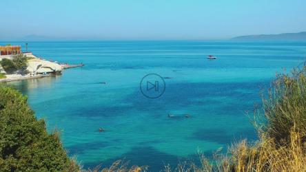 海水清澈、视野开阔的旅游海滩[]