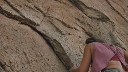 攀登岩石山的年轻女登山运动员[免费商用]