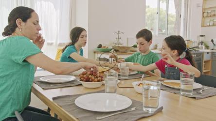 妈妈和孩子们正在享用煎饼早餐[]