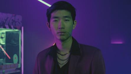 Stylish gangster man in a dark arcade spot[免费商用]