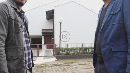 两名男子在购车时的握手[]