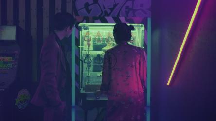 Asian couple playing with an arcade toy machine[免费商用]