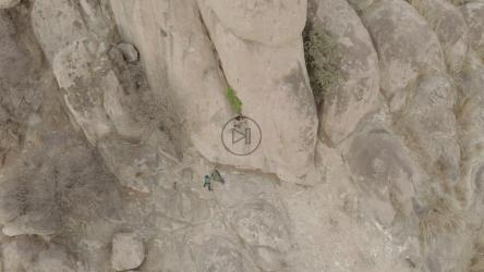 登山者攀登一块大石头[4K免费商用]