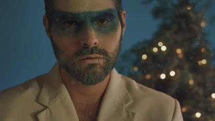 雪中化着冬妆的男人[免费商用]